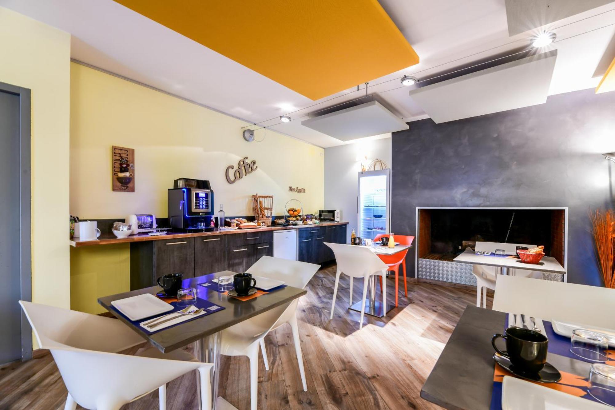 Logis Hotel & Restaurant Le Cadet De Gascogne Saint-Justin  エクステリア 写真