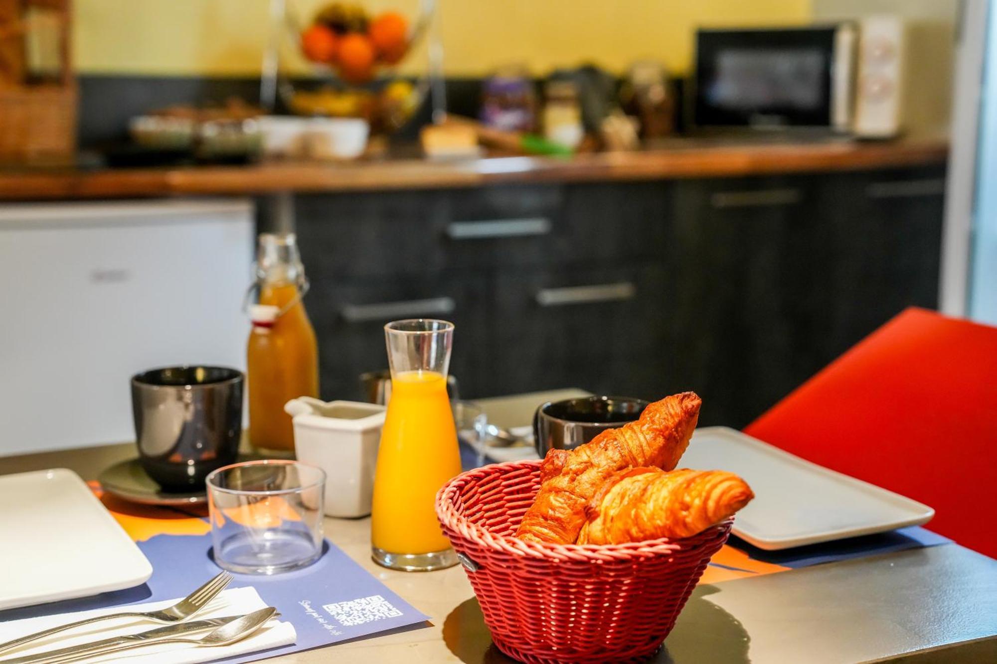 Logis Hotel & Restaurant Le Cadet De Gascogne Saint-Justin  エクステリア 写真